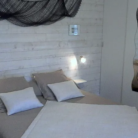 Au Petit Pedegouaty Bed & Breakfast 3*